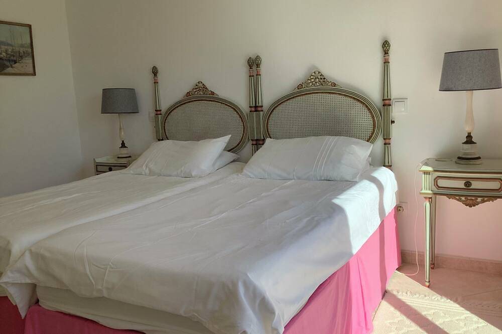 Lovely Traditional Villa With Private Pool, Garden and Magnificent Sea Views in Luz, Faro Distrikt