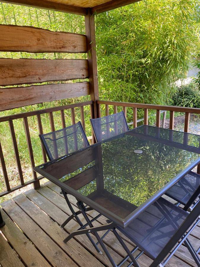 Gîte pour 4 personnes, avec vue ainsi que jardin et piscine à Paray-le-Frésil