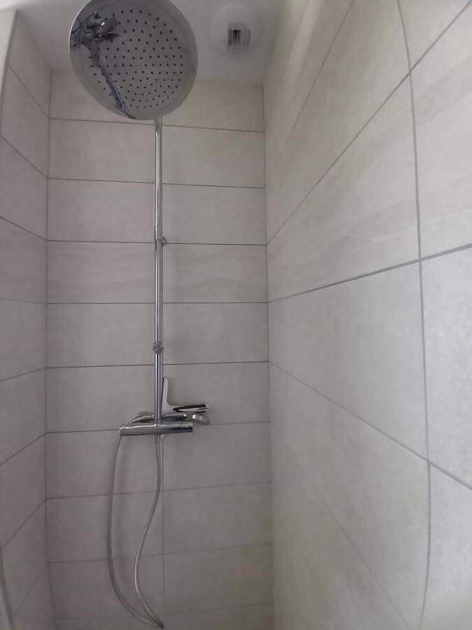 Gîte pour 2 personnes, avec terrasse ainsi que jardin et vue à Uxegney - 4