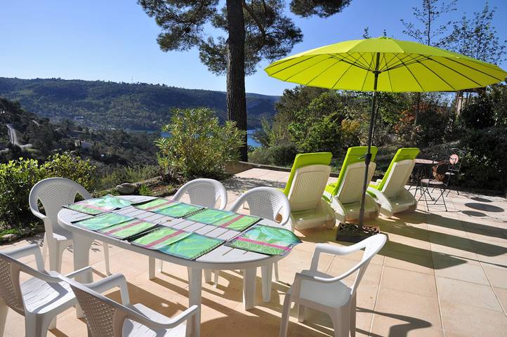 Gîte pour 6 personnes, avec jardin ainsi que terrasse et vue sur le lac, animaux acceptés