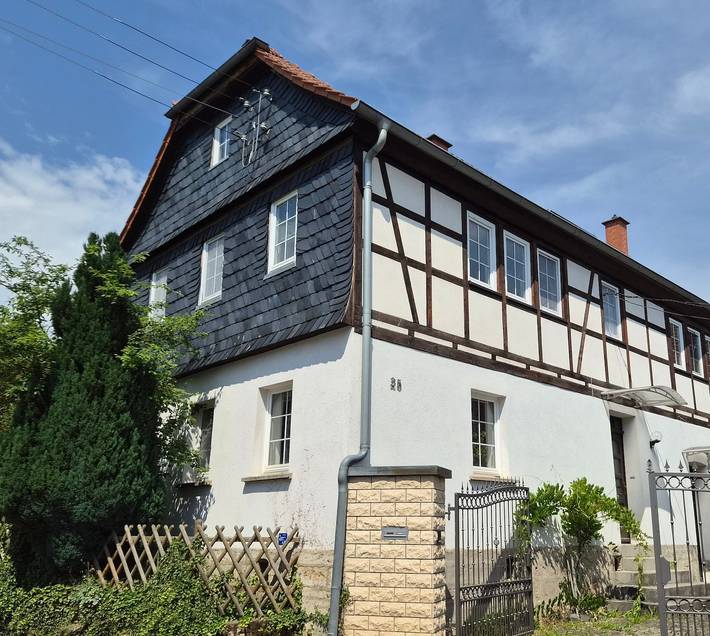 Ganze Wohnung, Ferienwohnung mit großer Terrasse und Blick ins Grüne in Gumperda, Saaleland