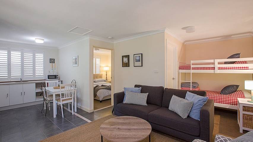 Holiday home for 14 people, with garden in Western Australia