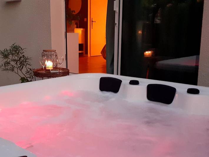 Appartement de vacances pour 2 personnes, avec Jacuzzi et Terrasse ainsi que Jardin et Piscine