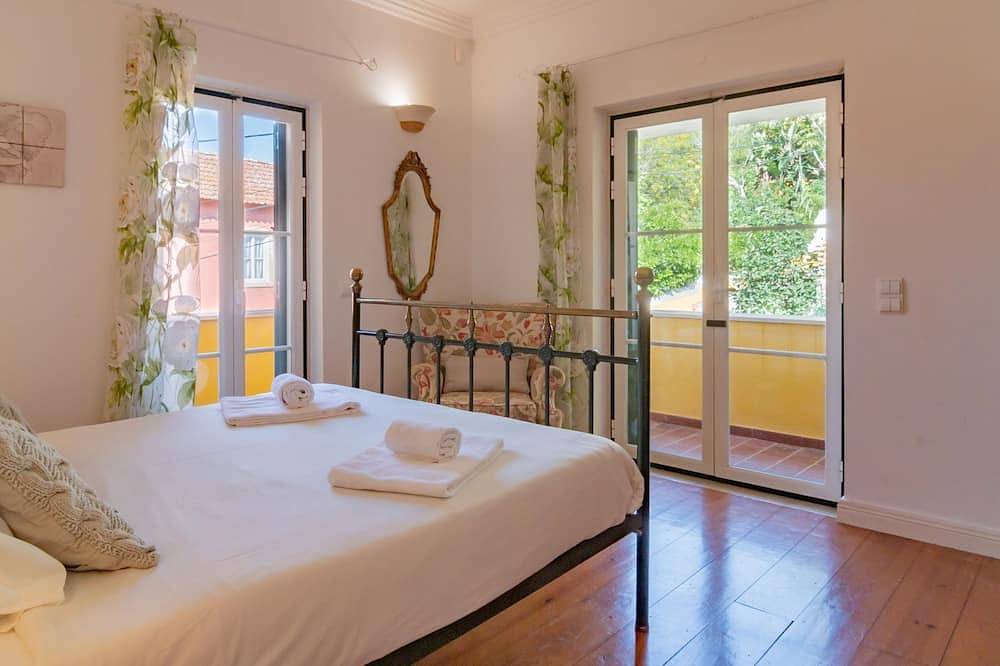 Entire apartment, Cazal da Saúde Suite W/ Pool by Lovelystay in São Martinho (Sintra), Sintra