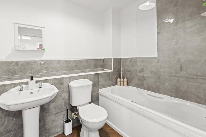 Entire apartment, Arosa Escape- Modern2 bed suite,Sleeps 5,Free Parking,Ps4,Kingbed,Wifi,Near Christies in Manchester, Greater Manchester