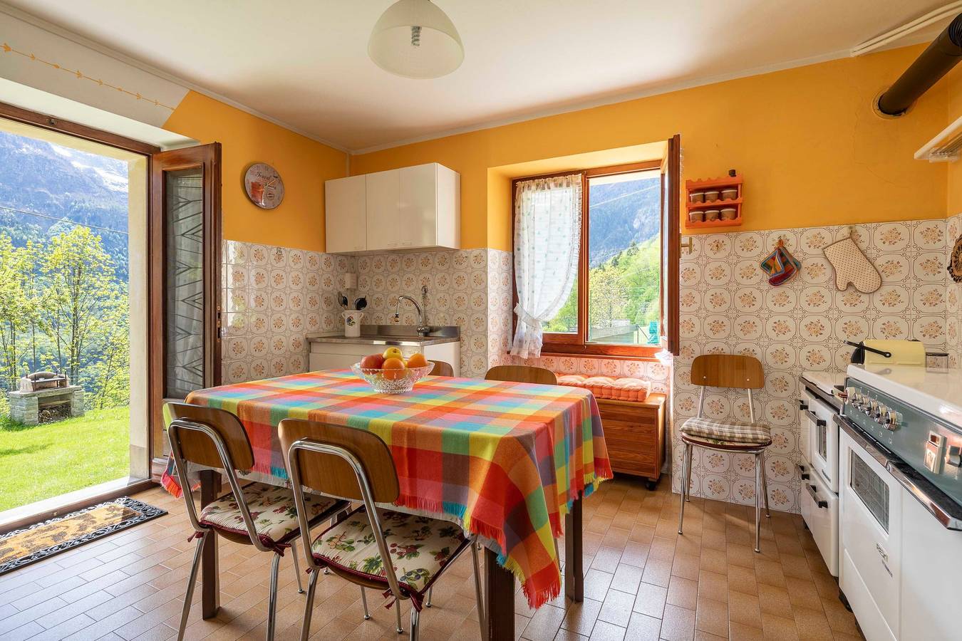 Ganze Wohnung, Ferienwohnung 'Il Melo' mit Bergblick und Gemeinschaftsgarten in Trasquera, Verbano-Cusio-Ossola