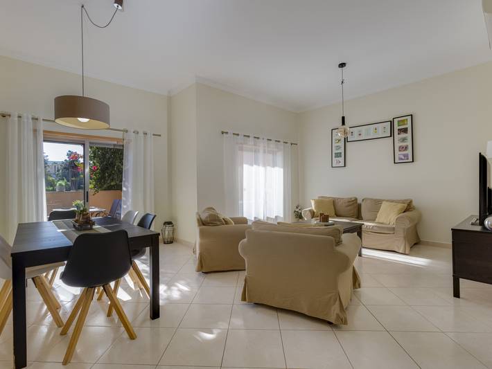 Gîte pour 6 personnes, avec jardin ainsi que piscine et terrasse