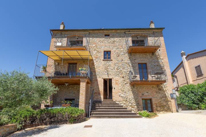 Appartamento intero, Appartamento 'Rosmarino' con Piscina e Giardino in Comune e Wi-Fi in Lajatico, Pisa e dintorni