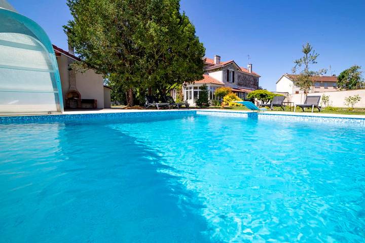 Chambre d’hôte pour 2 personnes, avec piscine et jardin dans Marne
