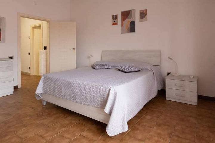 Ganze Wohnung, Cozy apartment of 75 sqm, for 4 people, located on the 1st floor of a building (No lift). The property is located in a strategic position, just 200 meters from the sea and 1 km from the historic centre. A few minutes from the port and the most beautiful in Piombino, Etruskische Küste
