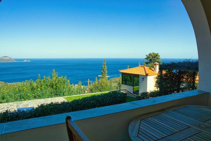 Gîte pour 2 personnes, avec Terrasse ainsi que Jardin et Vue dans Velanidia - 4