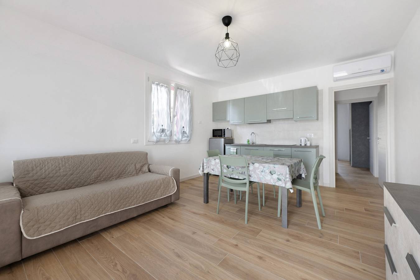 Appartement entier, Appartement 'Giglio' avec terrasse privée, jardin commun et climatisation in Bardolino, Montagnes autour du lac de Garde