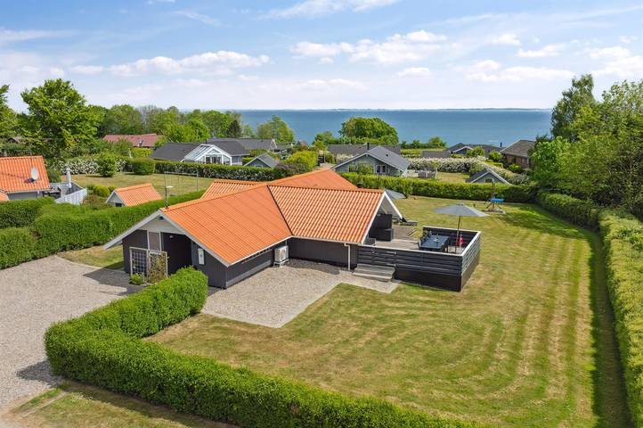 Ferienhaus für 7 Personen, mit Whirlpool und Sauna sowie Terrasse und Garten, mit Haustier in Mommark