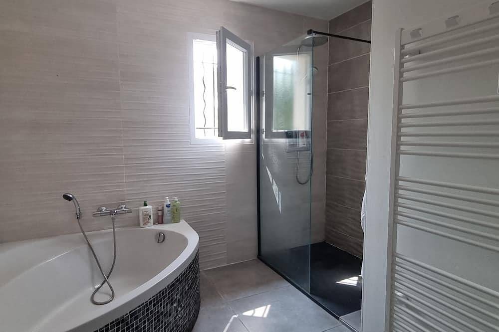 Modern villa with swimming pool near Aix en Provence in Éguilles, Aix-en-Provence und Umgebung