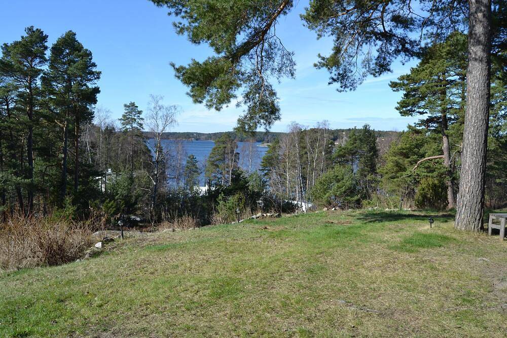 Ferienhaus mit Blick auf den See, zentrale Lage Värmdö. rowboat in Mörtnäs, Stockholmer Schärengarten