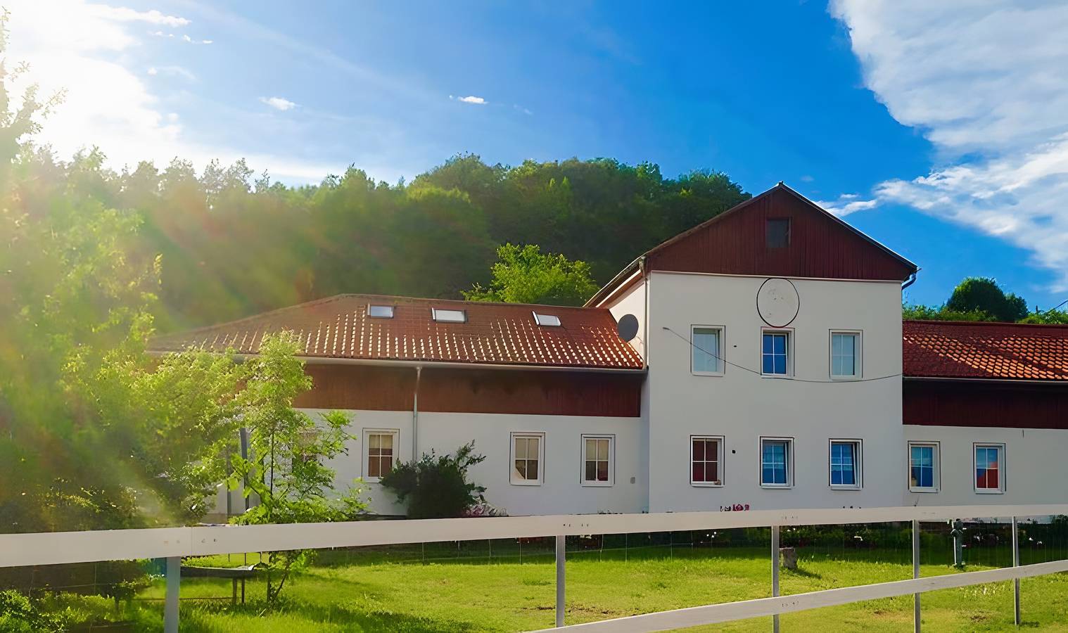Appartement entier, Appartement « Herrenhaus Gut Buchenhof » : vue montagne, terrasse partagée, Wi-Fi in Gleichamberg, Römhild