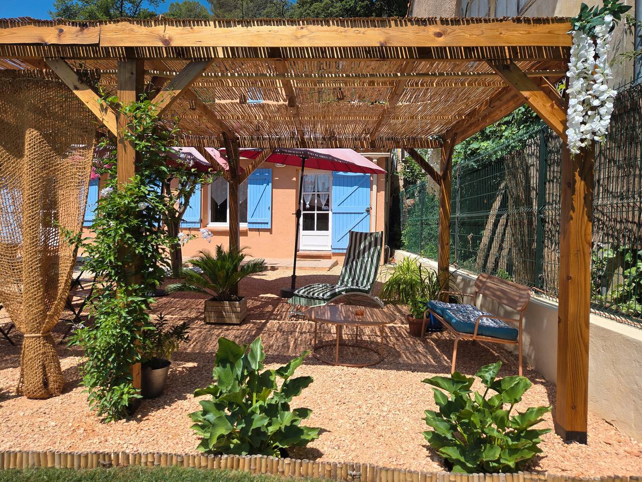 Ganzes Studio, Einzimmerapartment 'La Cascade De Carces' mit privater Terrasse, Wlan und Klimaanlage in Carcès, Brignoles Region