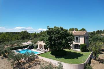 Cottage pour 12 personnes, avec jardin et piscine dans Golf de Servanes