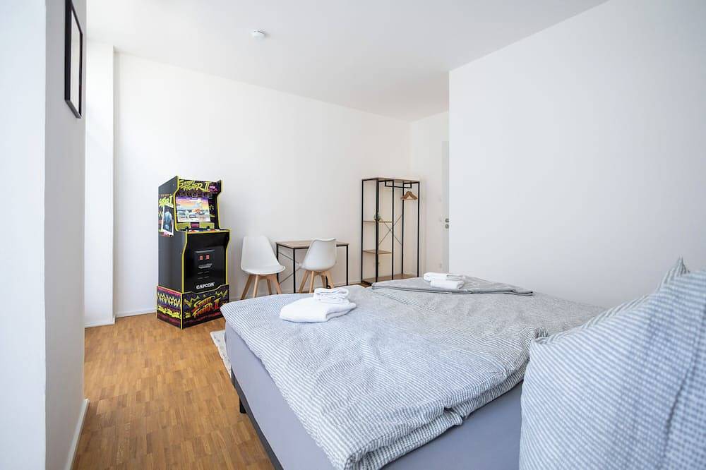Entire apartment, ★ Ko-Living - Gaming Suite | In the center | Up to 6 people | Arcade ★ in Halle (Saale), Saale-Unstrut