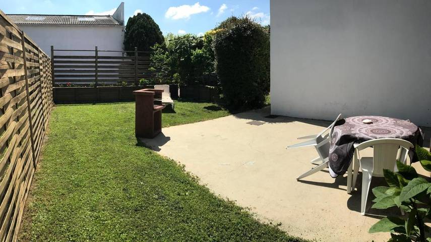 Location de vacances pour 2 personnes, avec Terrasse ainsi que Jardin et Vue dans Thermes Saujon - 3
