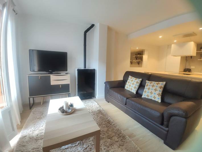 Ganze Wohnung, Gemütliches Loft mit Pool, 2 Doppelbetten und voll ausgestatteter Küche in Villanúa in Villanúa, Aragonesische Pyrenäen