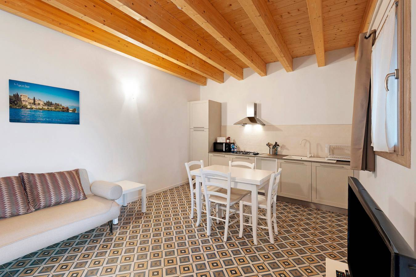 Apartamento entero, Apartamento 'Bilocale - Isola Del Garda' con piscina compartida, Wi-Fi y aire acondicionado in San Felice del Benaco, Montañas Garda