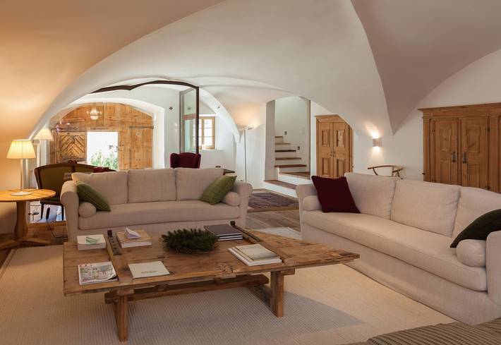 Ganze Wohnung, Ches'Ota: Historisches Engadinerhaus mit Garten und moderner Note in La Punt-Chamues-ch, Sankt Moritz