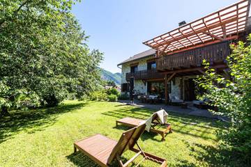 Gîte pour 12 personnes, avec jardin à Giez