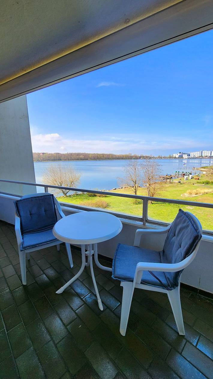 Ferienwohnung für 2 Personen, mit Balkon und Seeblick am Steinwarder