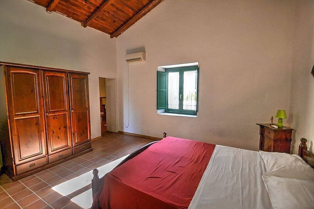 Villa Pascal C: A characteristic and welcoming apartment that is part of a villa surrounded by meadows and by green hills, with Free Wi-Fi. in Mirto, Messina Provinz