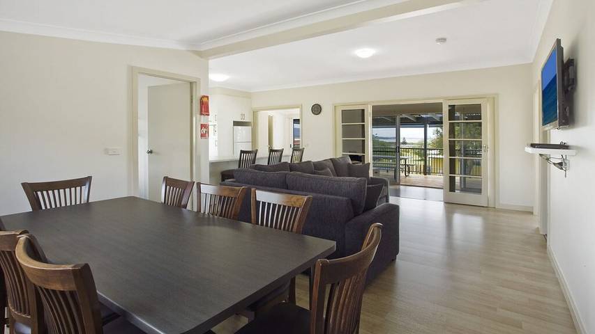 Holiday home for 39 people, with balcony in Bermagui