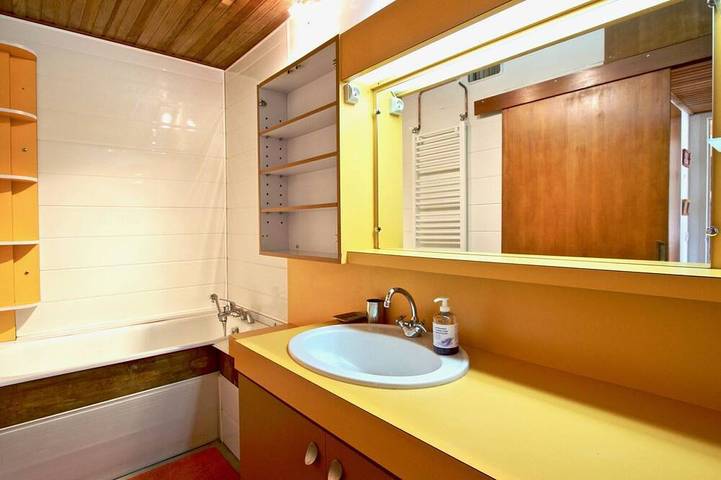 Entire apartment, 2-room cabin apartment at the foot of the slopes, East sector, 6 pers. Non-smoking. Equipped kitchen in Chamrousse, Écrins National Park