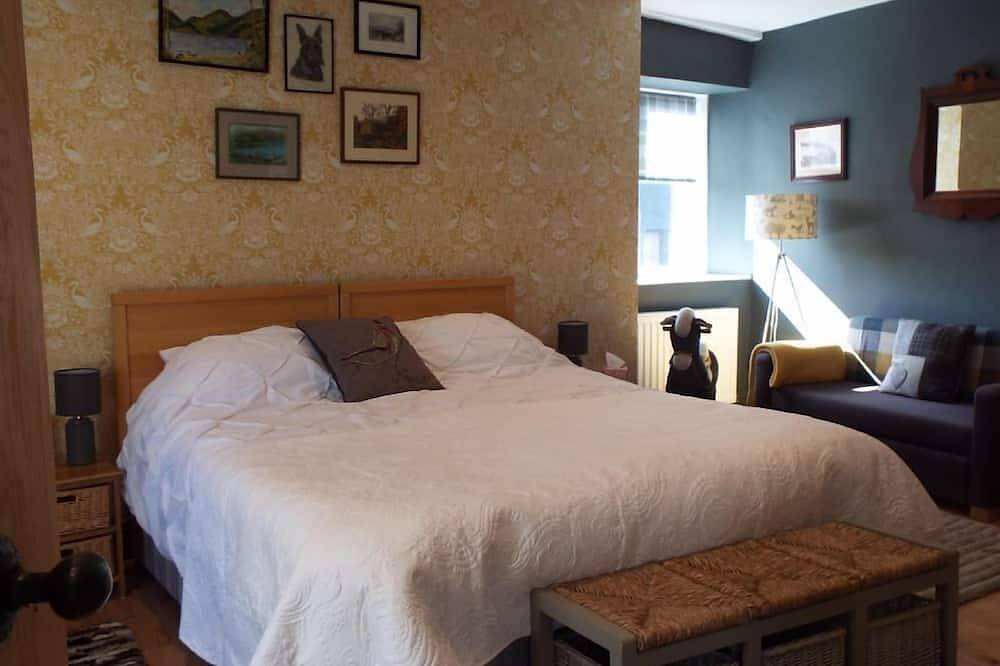 Enjoy the fantastic river views from Rosybank Cottage, with in 2 bedrooms each with with smart ensui in Coldstream, Scottish Borders