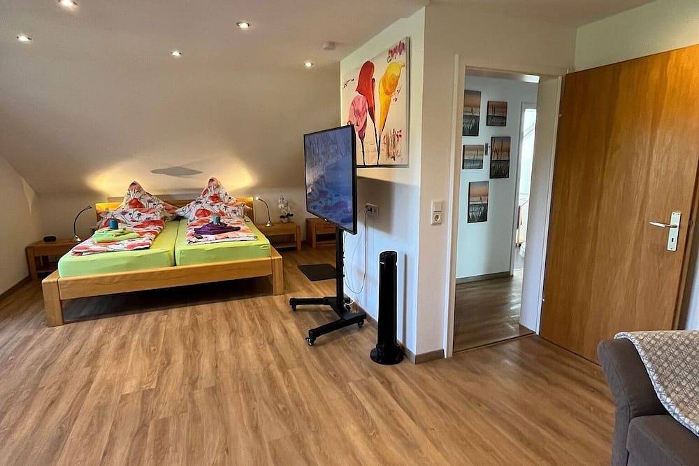 Ganze Wohnung, Ruhige schöne Fewo mit Balkon/Gartenblick, Halbinsel Höri, 1300 m zum Bodensee in Moos, Untersee