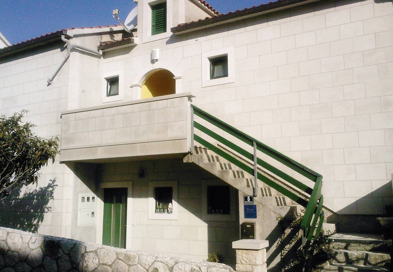 Ganze Wohnung, 1-Zimmer-Ferienwohnung mit Terrasse und Meerblick Postira (Brac) A-2911-a in Postira, Brac