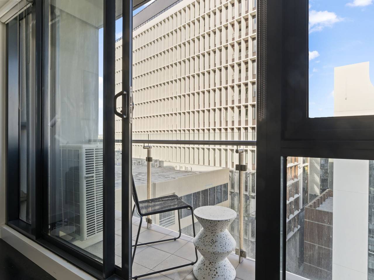 Entire apartment, Modern 1-Bed Apartment Close to Attractions in South Melbourne, Melbourne