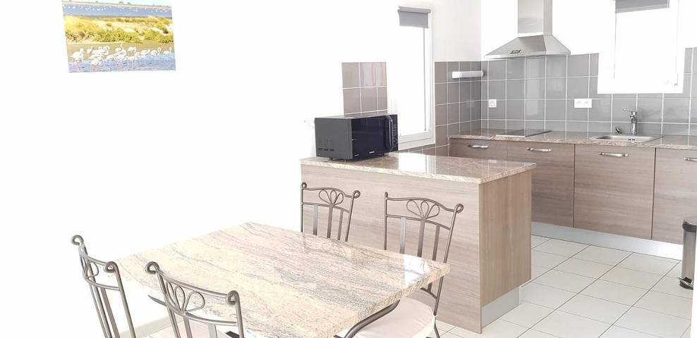 Location de vacances pour 2 personnes, avec piscine ainsi que vue et jardin à Saint-Mitre-les-Remparts - 3