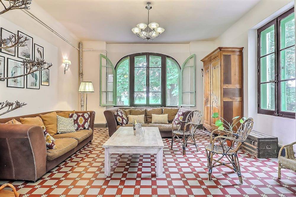 Superb Maison de Maître *** in Provence with infinity poolxxl and bicycles in Beaucaire, Nimes region