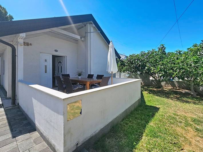 Bungalow für 4 Personen, mit Terrasse und Garten in Zadar