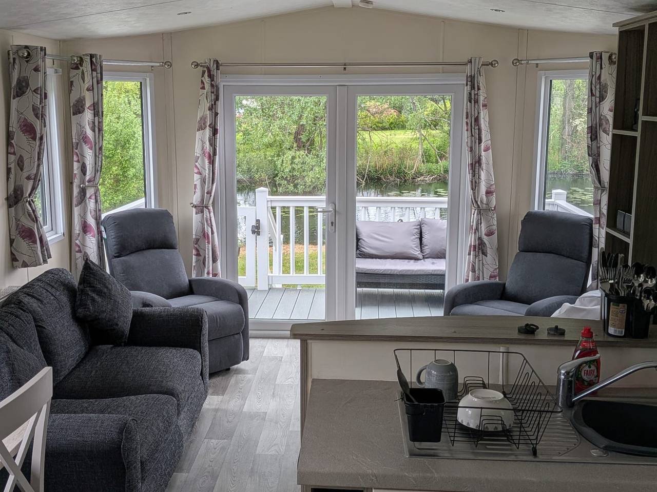 Static Caravan 2 Bed Sleeps 6 Overlooking Water in Northampton, Northamptonshire