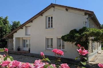 Gîte pour 6 personnes, avec jardin à Montboyer