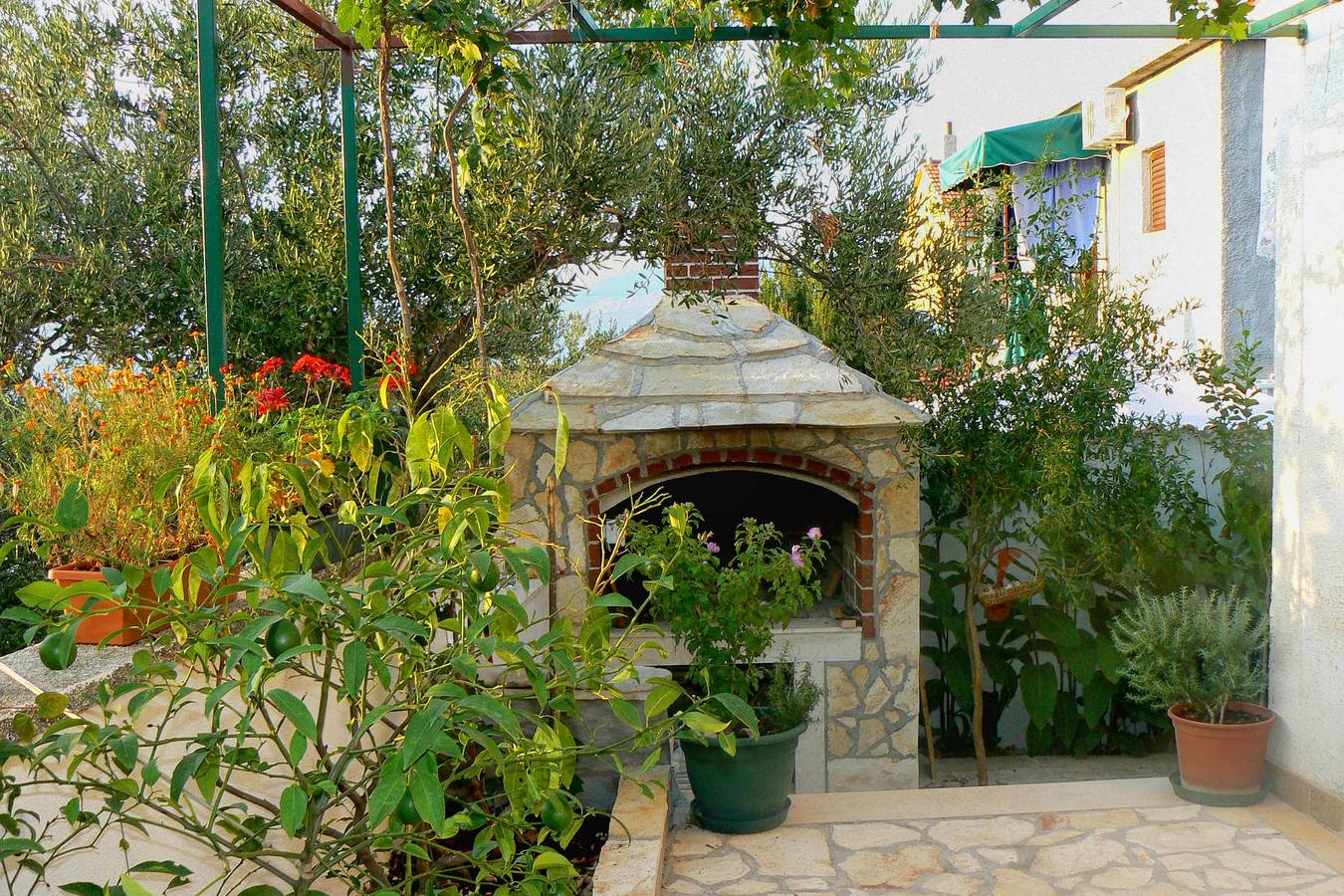 Ganze Wohnung, 3-Zimmer-Ferienwohnung mit Terrasse und Meerblick Supetar, Brac A-7631-a in Supetar, Brac