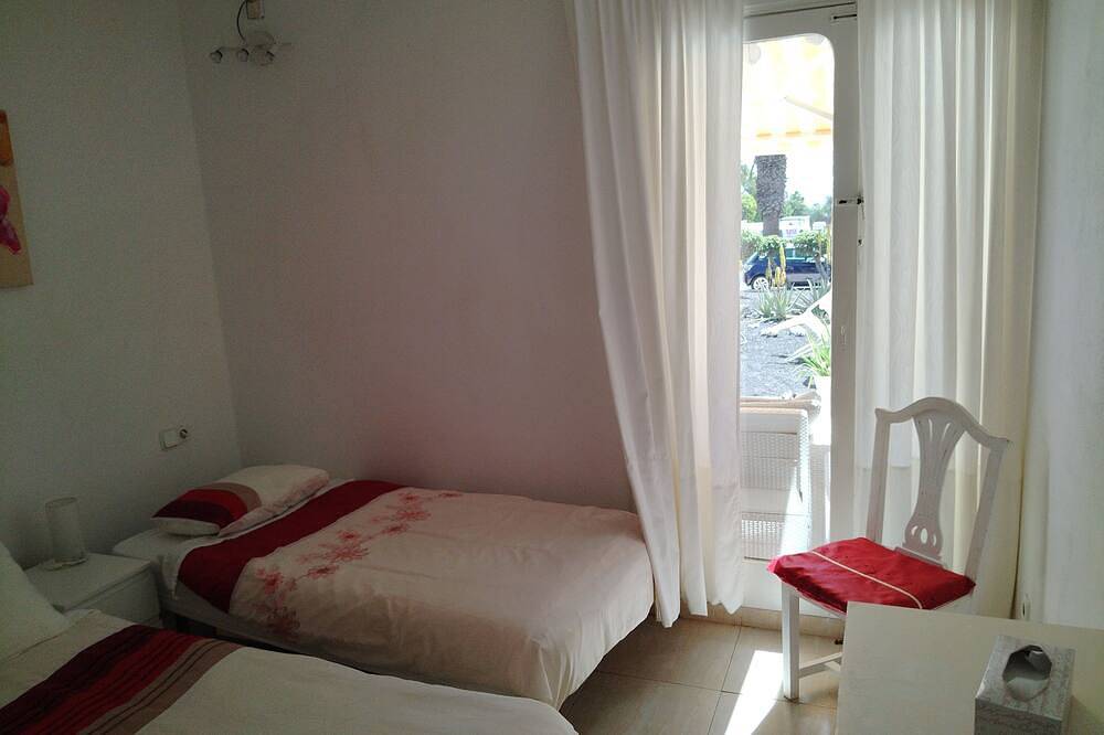 Ganze Wohnung, Ferienapartment in privatem Komplex mit wunderschönen Schwimmbädern & Gärten in Playa Bastián, Teguise