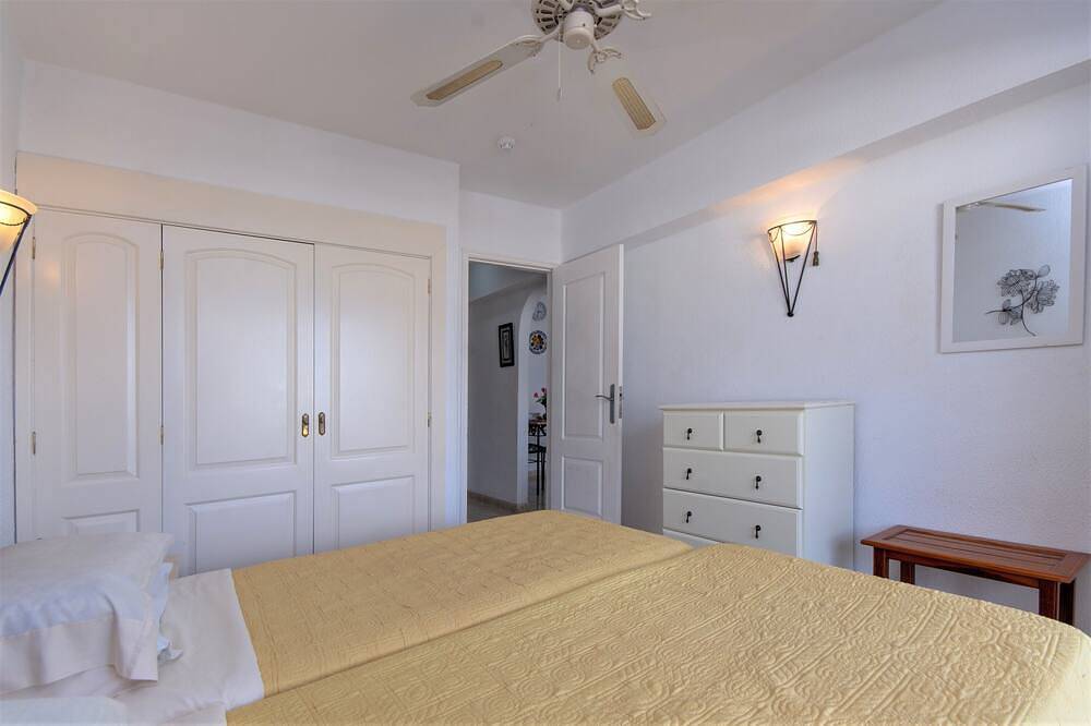 1 Bed Hotel Apt. in Costa Adeje, Few minutes walk to Beach, Shops & Restaurants in Playa Puerto Colón, Adeje