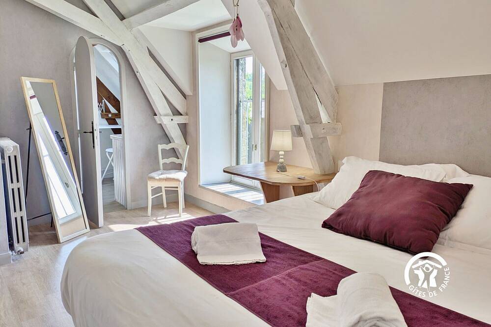 Grande Maison en Pierre avec Plan d'Eau, Jardin Clôturé, Cheminée, et Activités de Plein Air in Brecé, Mayenne