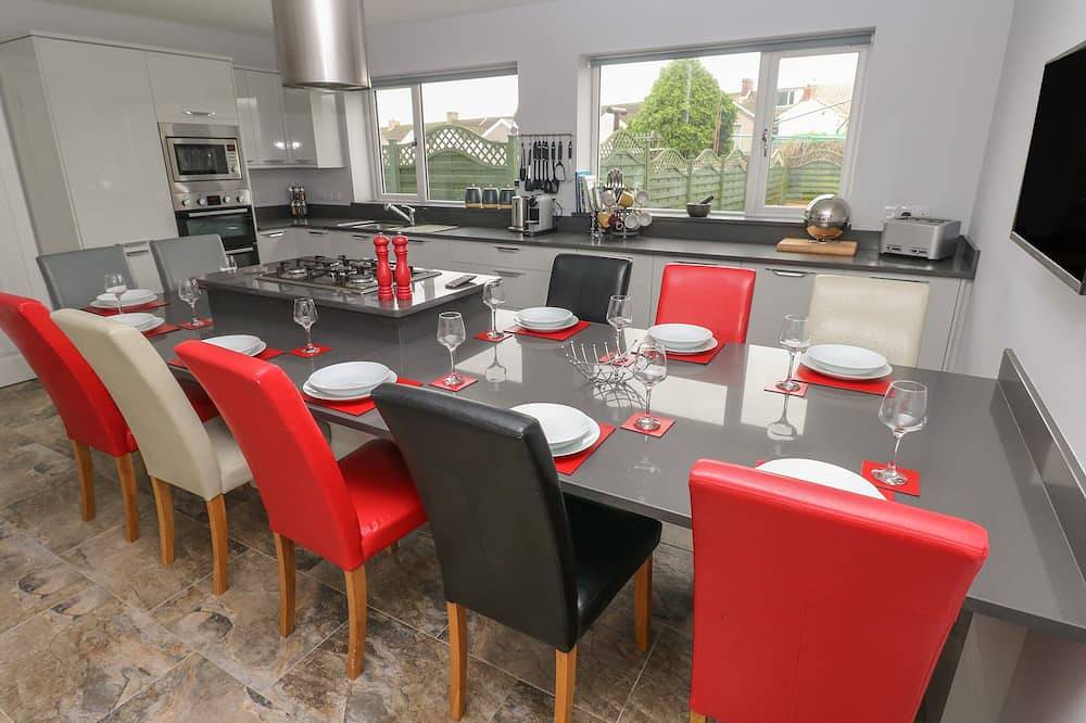 Llygad Y Lleuad ( Moon), pet friendly, with a garden in Burry Port in Burry Port, Carmarthenshire