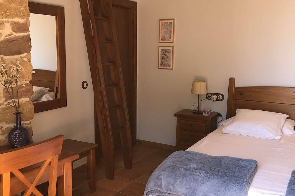 Farmhouse 10th Century nearby Barcelona for 12 people with pool and garden in Caldas de Montbui, Interior de Barcelona