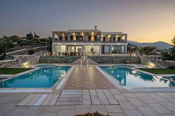 Location de vacances pour 23 personnes, avec piscine ainsi que jardin et vue sur l’océan dans Agia Pelagia