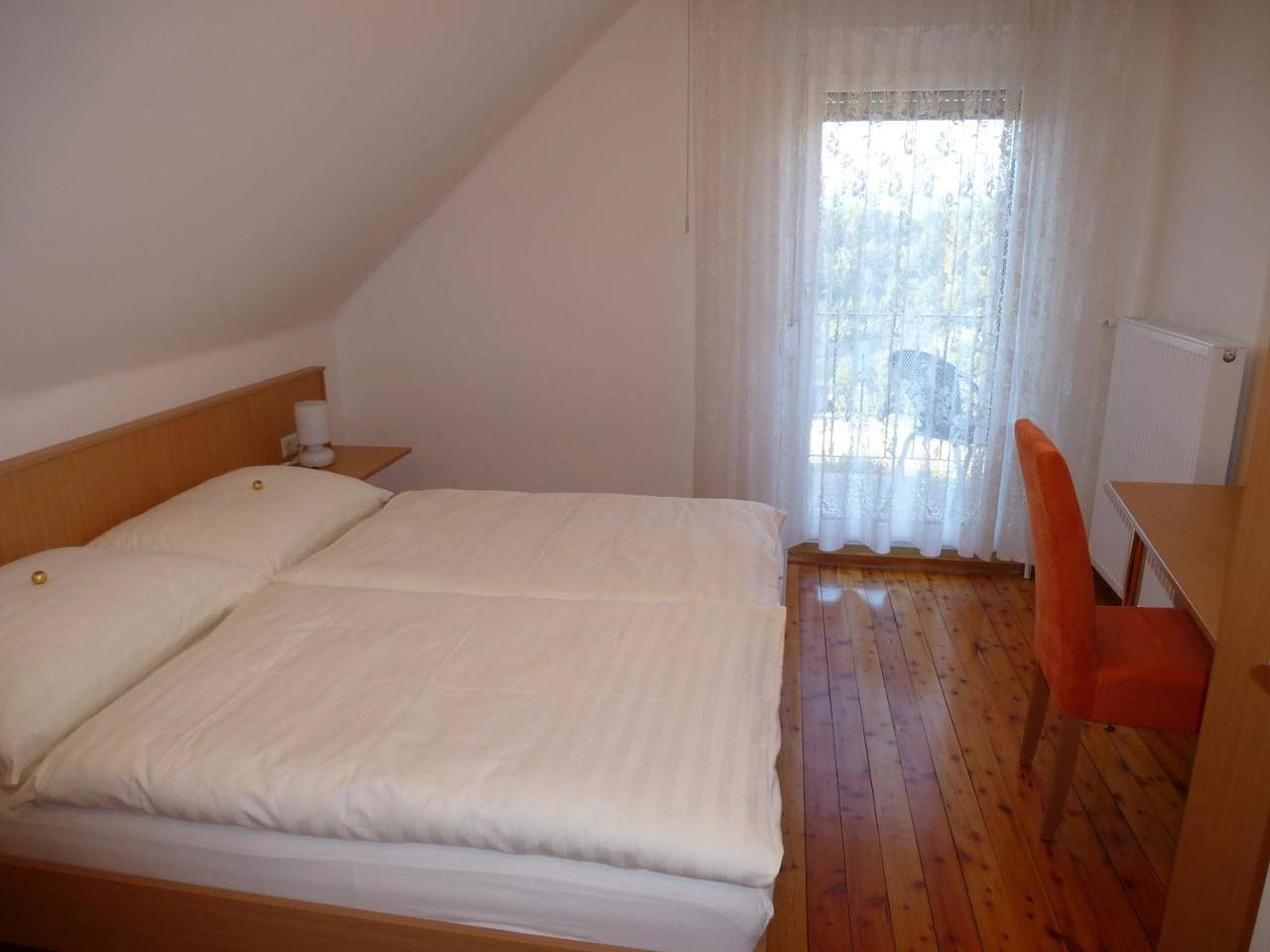 Ganze Wohnung, Two-Bedroom Apartment with Balcony in Pörtschach am Wörthersee, Klagenfurt-Land