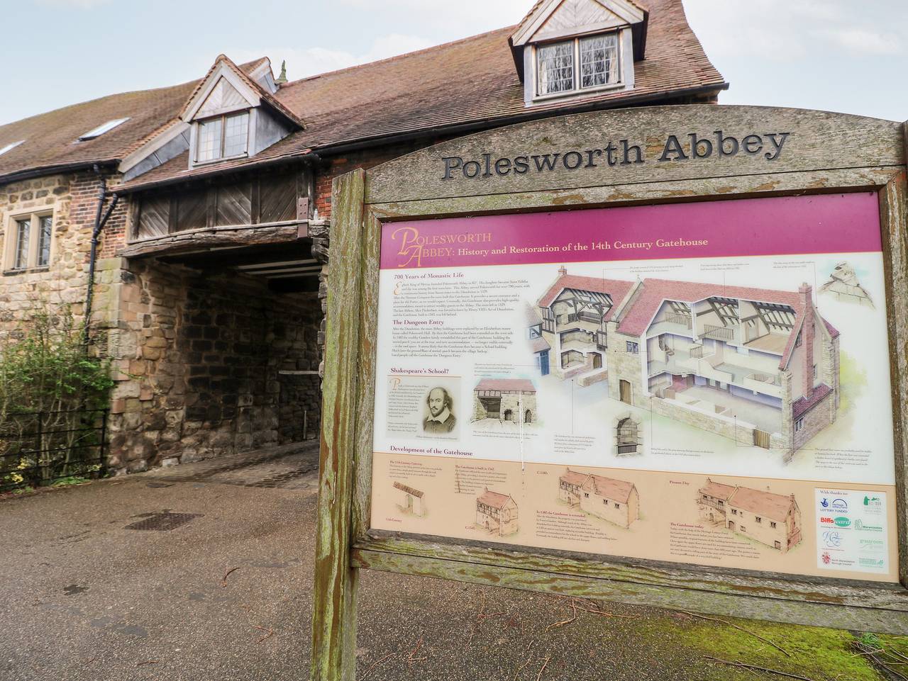 Entire apartment, Porter's Lodge in Drayton Manor Park, Warwickshire